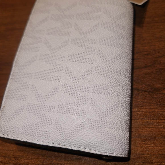 Michael Kors White Wallet - Picture 3 of 5